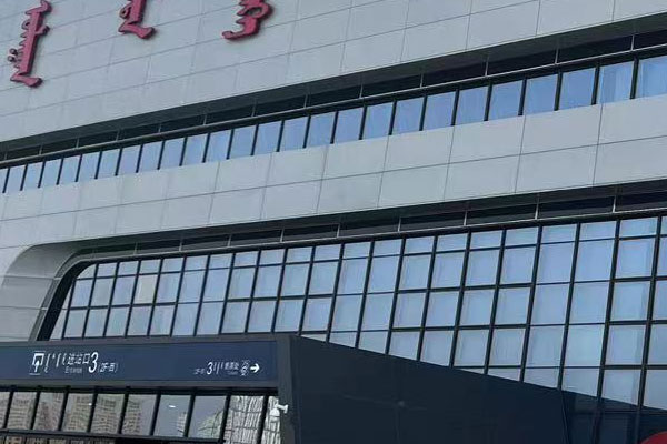 沈陽鋁單板廠家采用先加工后噴漆工藝，鋁板可加工成平面、弧型和球面等各種復雜幾何形狀！